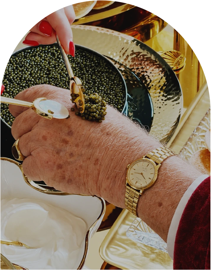 Klaus saboreando caviar