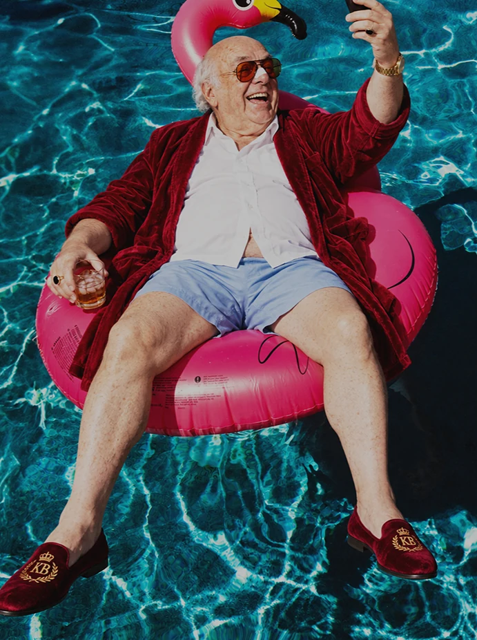 Klaus na piscina com uma boia de flamingo