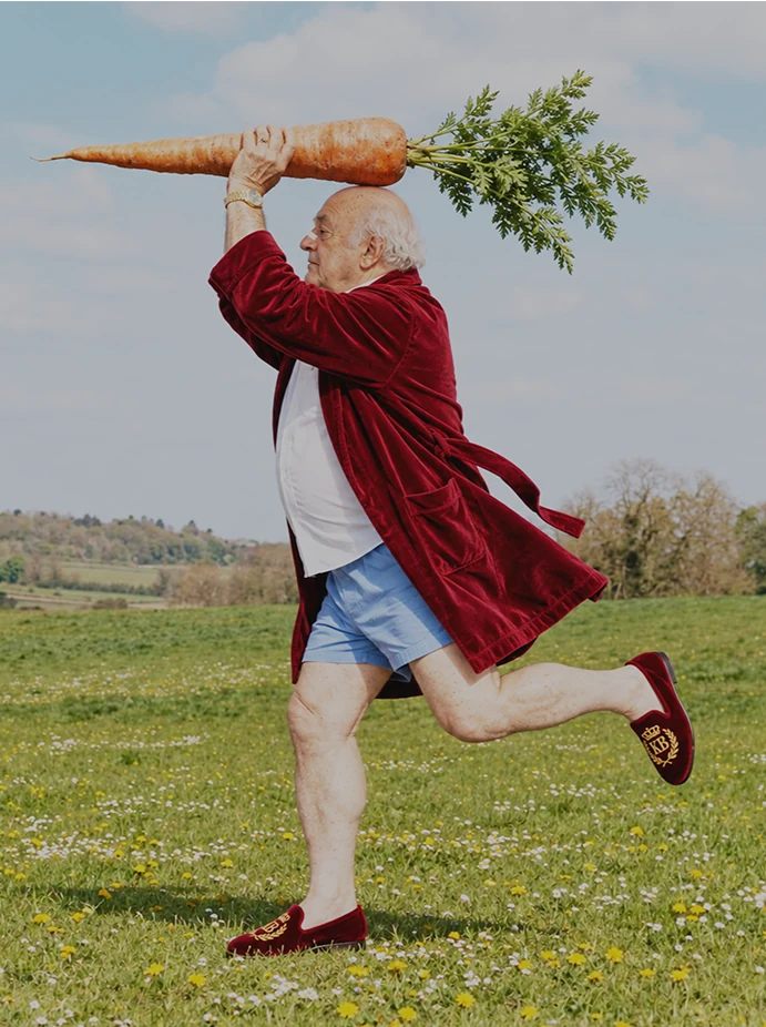 Klaus carregando uma cenoura gigante